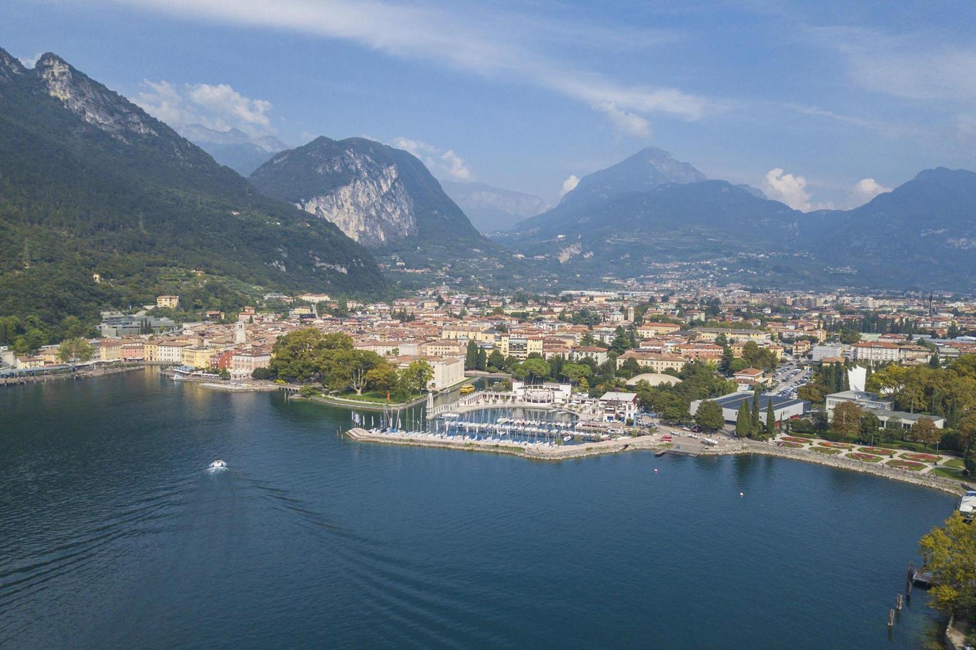 Balcone Sui Tigli Few Min From The Lake - Happy Rentals 加尔达湖滨 外观 照片