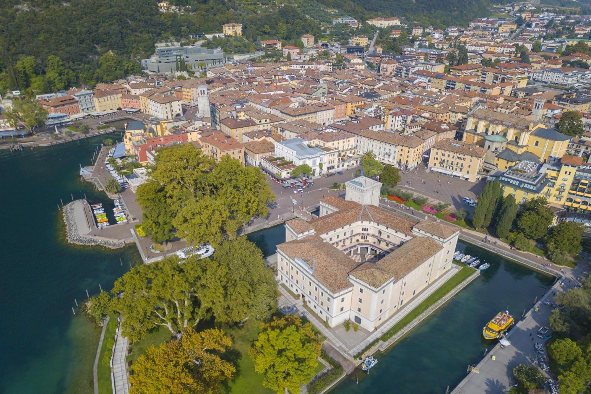 Balcone Sui Tigli Few Min From The Lake - Happy Rentals 加尔达湖滨 外观 照片